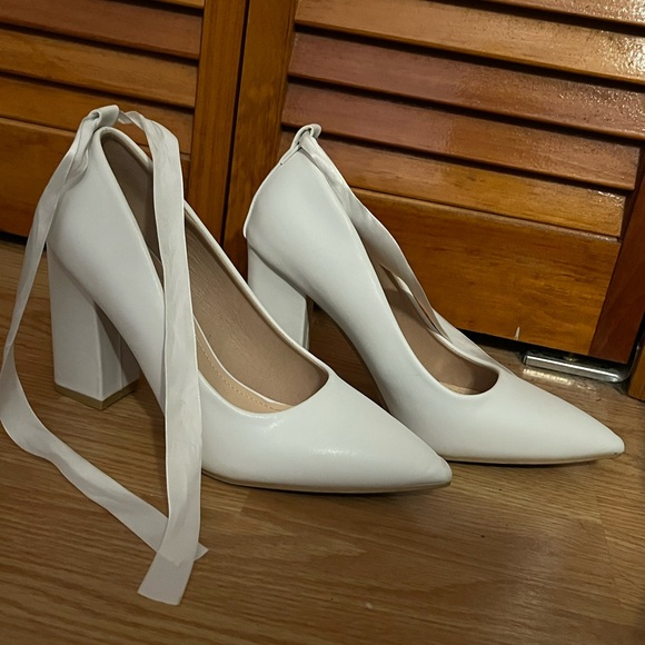 Elegant White Bow Women's Heels - Picture 3 of 5